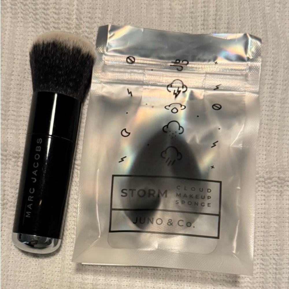 Marc Jacobs The Face III Buffing Foundation Brush with Juno & Co. Silver Sponge
